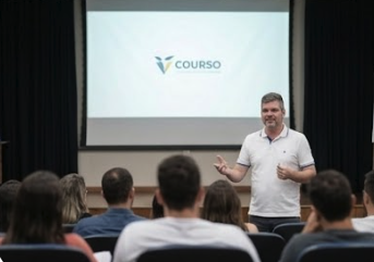 Vitor Kessler apresentando ao vivo — autoridade em SQL para concursos de TI
